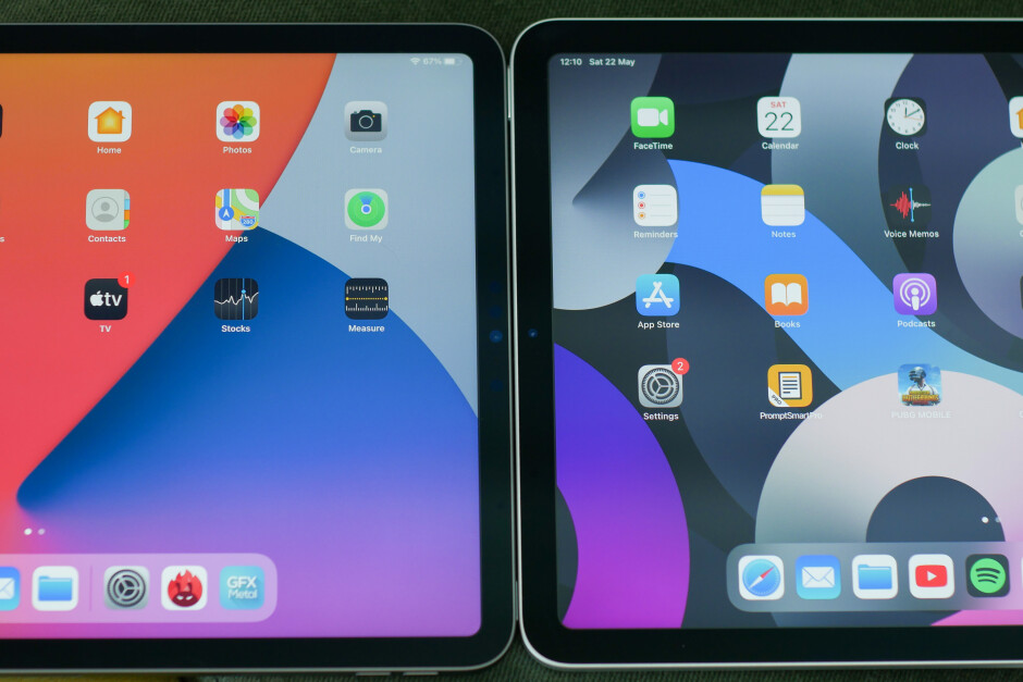 The iPad Air 4 (right) has slightly thicker frames around the screen - iPad Pro 2021 vs iPad Air 4: How big is the difference?