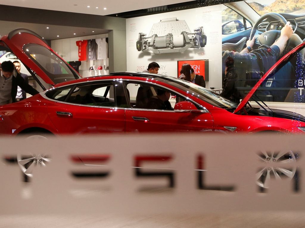 Tesla records record deliveries of more than 200,000 vehicles as semiconductor shortage tests - Technology News, Firstpost