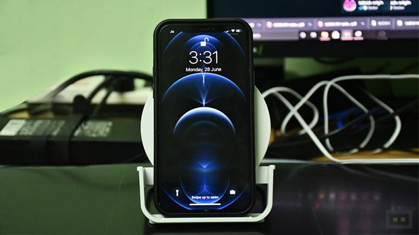 Belkin Boost Charge 10W Wireless Charging Stand plus Bluetooth Speaker Review: Practical