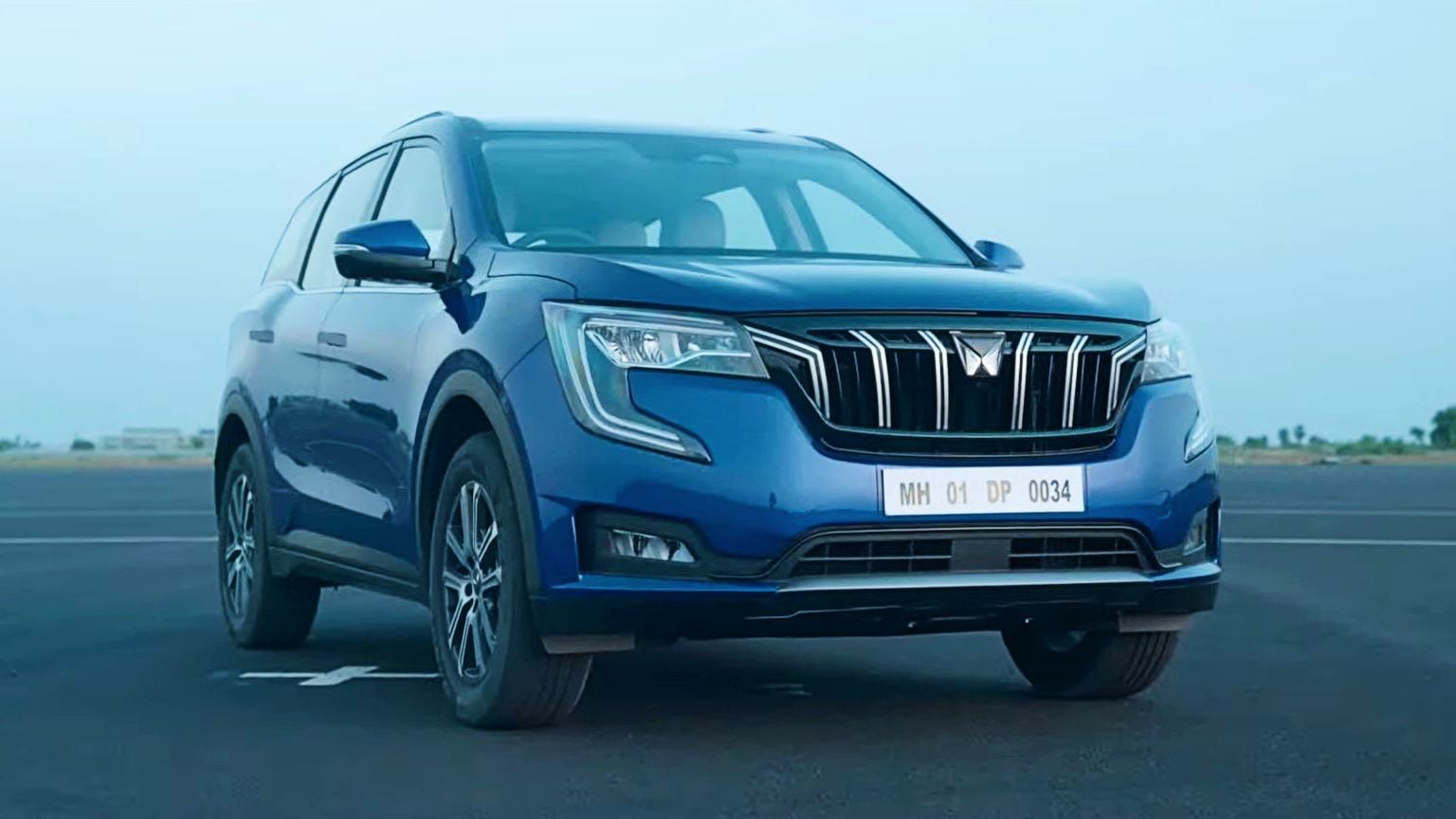 The Mahindra XUV700 is available with a 2.0-liter petrol and a 2.2-liter diesel engine.  Photo: Mahindra